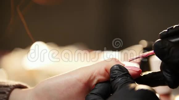 美容店指甲美甲粉红色凝胶化妆品女性手指关闭视频的预览图