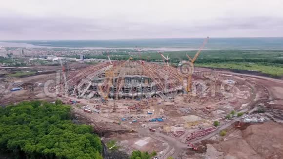 夏季现代化城市全景背景下大型现代化体育场在建视频的预览图