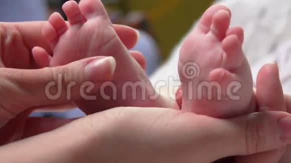 大人手里有小宝宝的脚视频的预览图