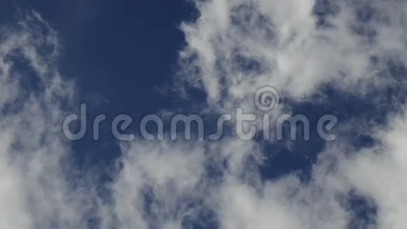 快速移动的白云在头顶上视频的预览图