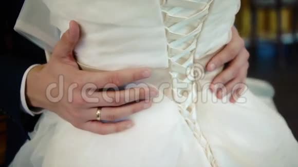 婚礼新郎拥抱新娘关上视频的预览图