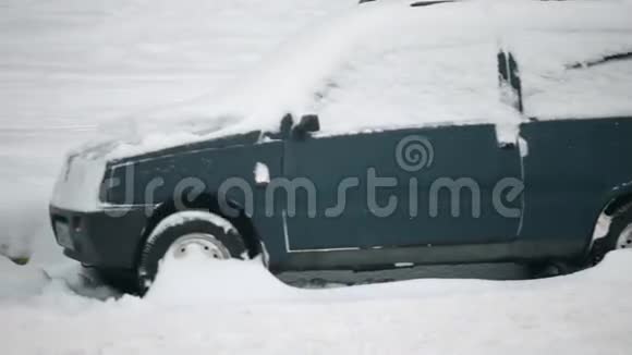 汽车完全被雪覆盖视频的预览图