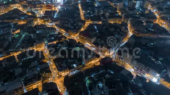 夜晚在曼谷市区鸟瞰交通道路泰国时光流逝之巅道路视频的预览图