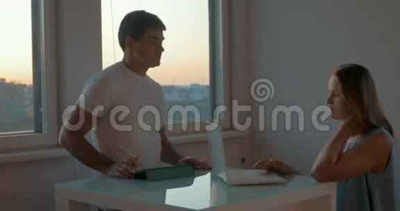 带笔记本电脑和笔记本电脑的休闲时间视频的预览图