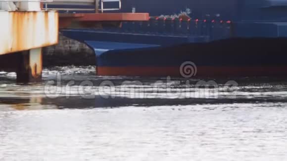 船缓缓驶近港口视频的预览图