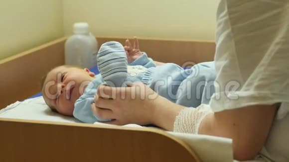 几天前刚出生的婴儿在医院里和妈妈同桌视频的预览图