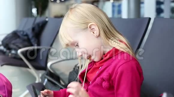 小女孩用木棍吮吸糖果视频的预览图