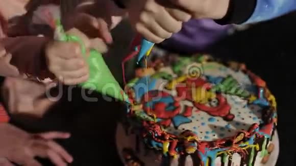 孩子们装饰蛋糕的手特写视频的预览图