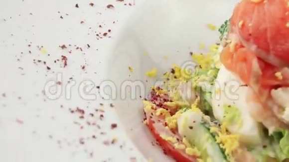 三文鱼沙拉和大虾视频的预览图