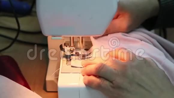 缝纫过程老年妇女缝纫机后的手视频的预览图
