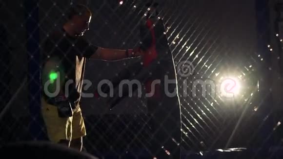 运动员在黑暗的健身房打拳击袋曼尼金慢慢地视频的预览图