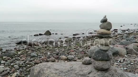 德国梅克福波莫姆恩海登塞岛海岸景观海滩上的石头堆禅宗概念视频的预览图