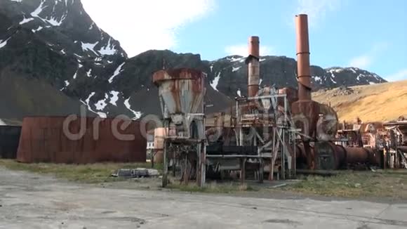 南极洲福克兰群岛海岸线上的废弃工厂视频的预览图