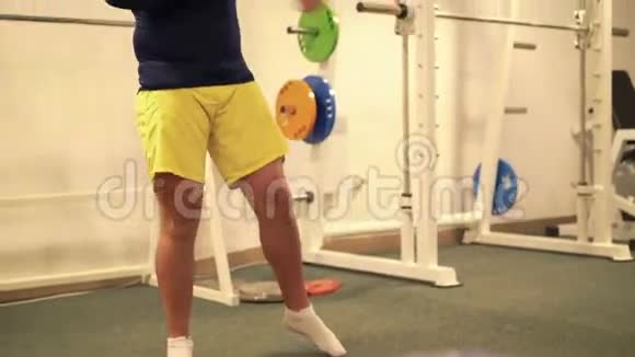 运动员在现代健身房锻炼手臂4k视频的预览图