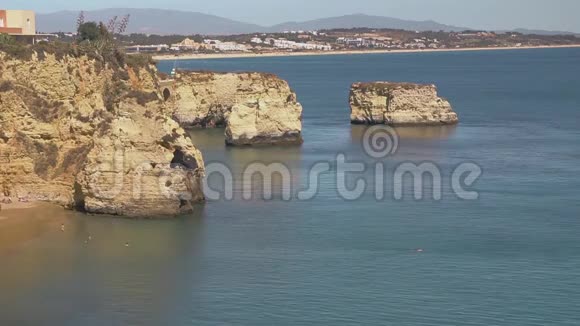 来自葡萄牙阿尔加维拉各斯附近天然岩石的空中飞行视频的预览图