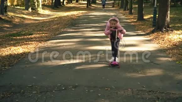 那个女孩正在骑滑板车视频的预览图
