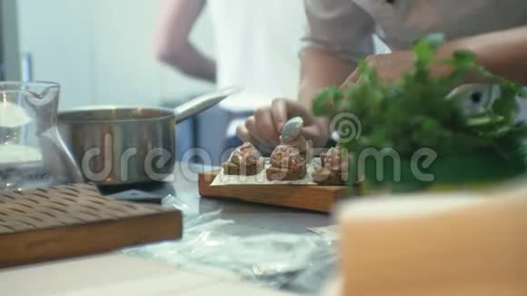 餐馆厨房里的厨师准备肉小吃视频的预览图