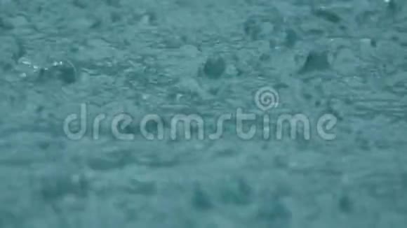 大雨打水射雨滴缓慢地落入水中视频的预览图