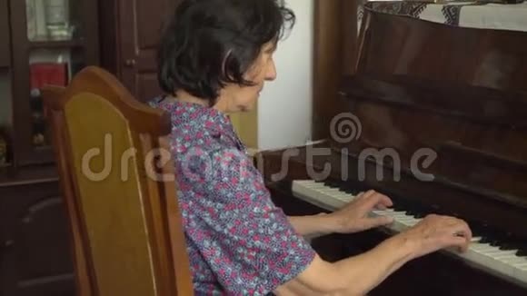 老奶奶在弹钢琴视频的预览图