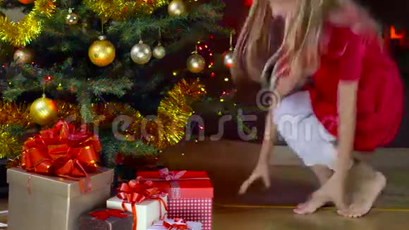孩子们在圣诞节时打开礼物视频的预览图
