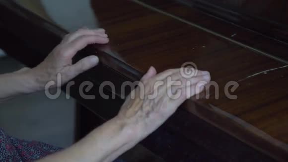祖母打开钢琴开始弹钢琴视频的预览图