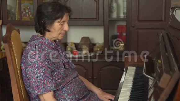 4老妇人在家弹钢琴视频的预览图