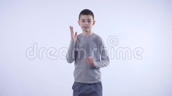 男孩用手掌拍人视频的预览图