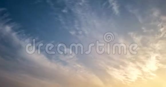 夕阳西下的黄昏蓬松卷卷的云彩时光流逝视频的预览图