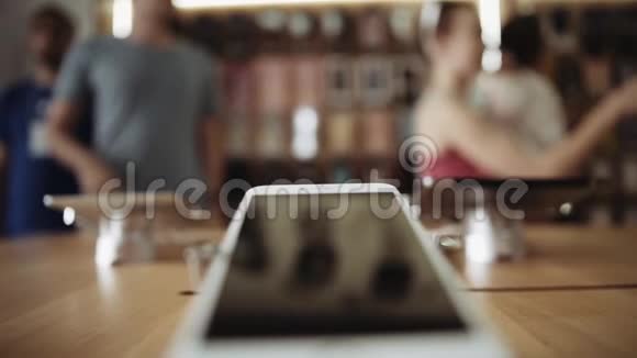 桌上移动商店的智能手机视频的预览图
