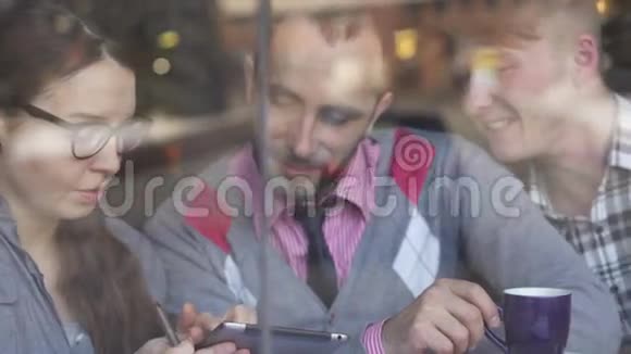 三个年轻有创造力的商人在咖啡馆视频的预览图
