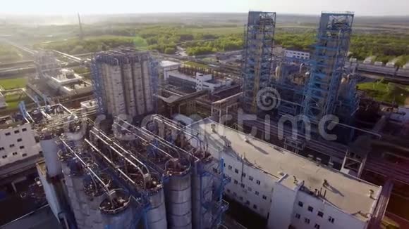 一座巨大的炼油厂在森林旁边有管道和蒸馏设施空中景观视频的预览图