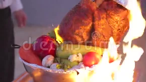 大猪腿肉酱火中带蔬菜视频的预览图