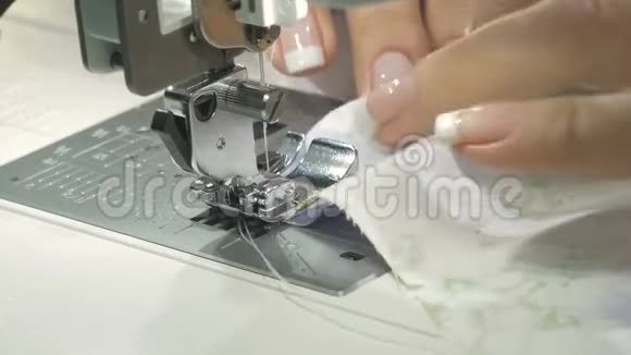 工作缝纫机特写视频的预览图