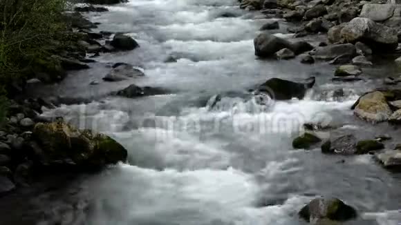 南蒂罗尔河快速运动视频的预览图