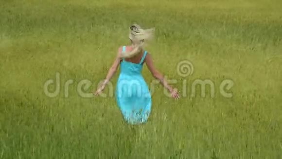 一个女人在麦田里奔跑视频的预览图
