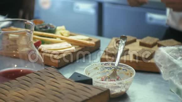 餐馆厨房里的厨师准备肉小吃视频的预览图