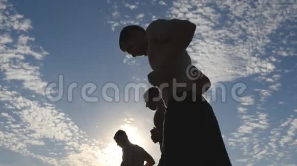 日落时分在乡下慢跑的壮汉剪影一组男性慢跑训练马拉松跑运动员视频的预览图