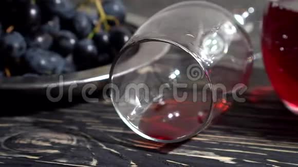 把葡萄红酒和酒瓶都合上视频的预览图