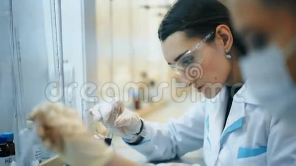 两位年轻的女科学家在实验室做实验视频的预览图