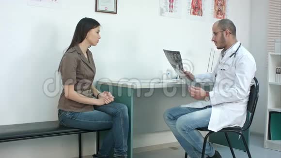 男医生给年轻女性病人做脑部X光检查视频的预览图
