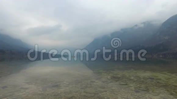 4K令人惊叹的博欣吉湖在雾天石头和鸟全景朱利安阿尔卑斯山特里格拉夫国家公园斯洛文尼亚视频的预览图