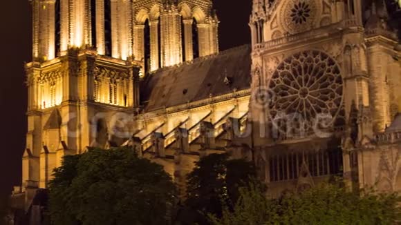 巴黎圣母院教堂夜倾和泛视频视频的预览图