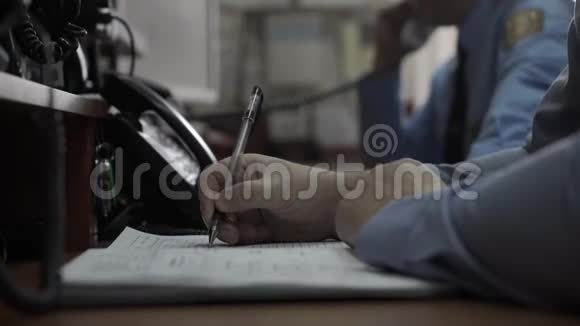 男士在工作时写记事本视频的预览图