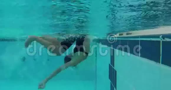 亚洲女孩自由泳和翻滚泳视频的预览图