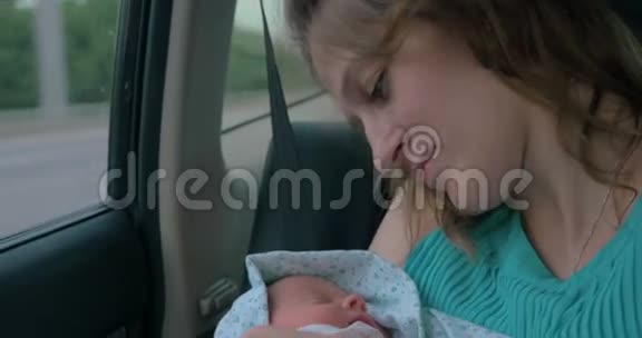抱着孩子的女人骑着车视频的预览图