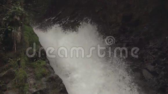 福图纳瀑布顶部的超级慢动作视频的预览图