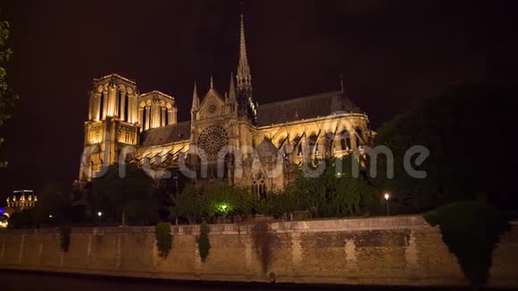 巴黎圣母院教堂夜倾和泛视频视频的预览图