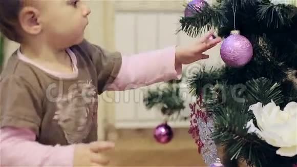 印象深刻的女婴看着新年树视频的预览图