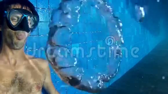 在水下制造泡泡的人视频的预览图