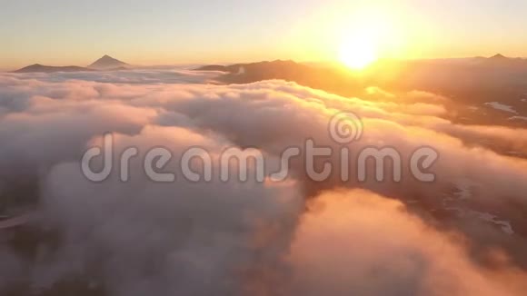 空中观景台日落太阳从山后的云层里出来视频的预览图
